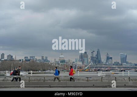 Menschen kreuz Waterloo Bridge an einem bewölkten Tag. Stockfoto