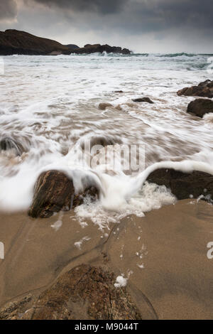 Atlantic storm Strand bei Mangursta auf der Insel Lewis auf den Äußeren Hebriden. Stockfoto