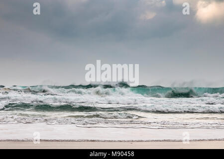 Wellen des Atlantiks an Mangursta Strand auf der Insel Lewis auf den Äußeren Hebriden. Stockfoto