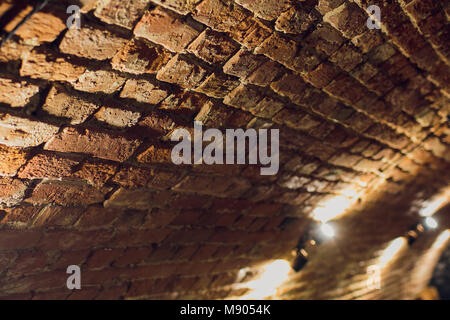 Beleuchtete grunge Red brick wall Hintergrund vintage Stockfoto