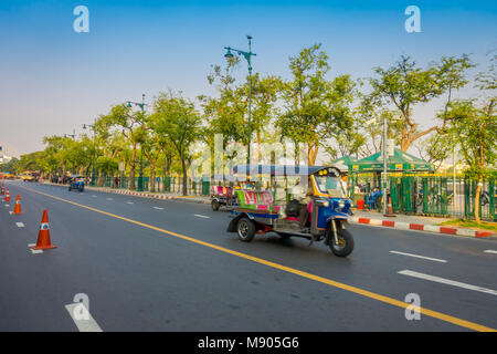 BANGKOK, THAILAND, 08. February, 2018: Oben Blick auf traffict von pathumwan Kreuzung vor der MBK Center am Abend nach der Arbeit. Stau Ursachen Autofahrer zu ärgern und schlechte psychische Gesundheit Stockfoto