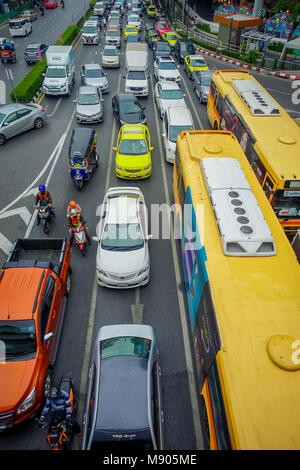 BANGKOK, THAILAND, 08. February, 2018: Oben Blick auf traffict auf Phaya Thai, von pathumwan Kreuzung vor der MBK Center am Abend nach der Arbeit. Stau Ursachen Autofahrer zu ärgern und schlechte psychische Gesundheit Stockfoto