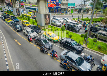 BANGKOK, THAILAND, 08. February, 2018: Oben Blick auf traffict von pathumwan Kreuzung vor der MBK Center am Abend nach der Arbeit. Stau Ursachen Autofahrer zu ärgern und schlechte psychische Gesundheit Stockfoto