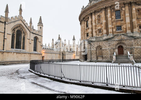 Radcliffe Platz im frühen Morgenschnee. Catte Street, Oxford, Oxfordshire, England Stockfoto