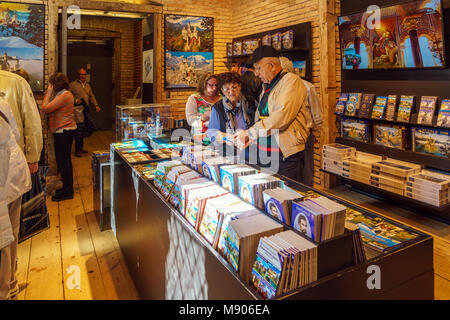 Bayern, Deutschland - Oktober 15, 2017: Souvenirshop innen und Touristen von Schloss Neuschwanstein Stockfoto