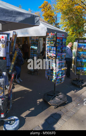 Bayern, Deutschland - Oktober 15, 2017: Souvenir Shop in der Nähe von Schloss Neuschwanstein und Touristen Stockfoto