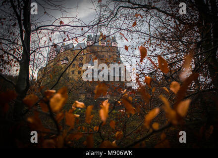 Herbst Blick auf die Burg Eltz, mittelalterliche Burg in der Nähe von Cochem, Deutschland Stockfoto