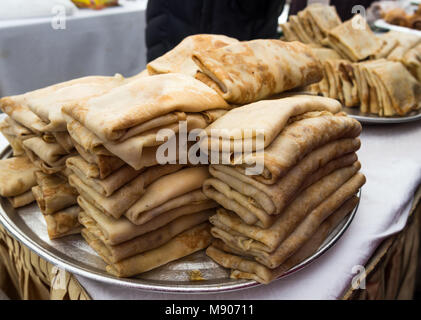 Schüssel Pfannkuchen mit liegt auf der Straße Zähler auf Urlaub der Maslenitsa Stockfoto
