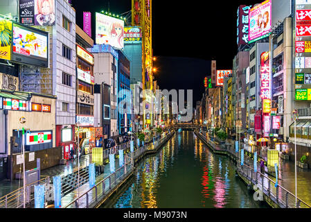 Osaka, Japan - 29. April 2014: Nacht Dotonbori Kanal. Dotonbori ist eine der wichtigsten touristischen Destinationen in Osaka Stockfoto