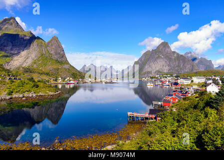 Das Fischerdorf Reine, Norwegen. Es befindet sich auf der Insel Moskenesoya in der Lofoten Archipel entfernt, oberhalb des Polarkreises Stockfoto