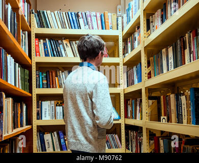 Sosnowy Bor, Russland - 19. März 2016: Bibliothek Besucher steht vor der Regale mit Büchern Stockfoto