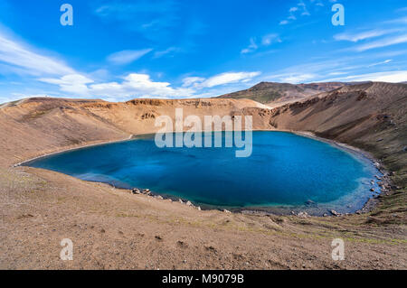 Blick auf Viti Krater an der Krafla Caldera in Island. Krafla ist ein Krater von etwa 10 km im Durchmesser mit einem 90 km langen Spalte Zone, in der North Island Stockfoto