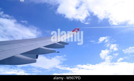 Zürich, Schweiz - Mar 31, 2015: Wing Blick auf ein Flugzeug während Trübe Blau indigo Sky Stockfoto