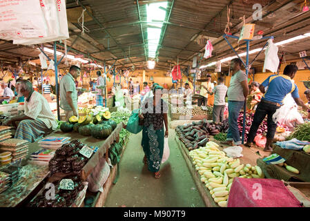 Obst- und Gemüsemarkt in der Mitte von Kandy mit Einheimischen shoppingand kaufen produzieren. Stockfoto