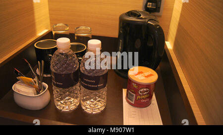 Singapur - APR 2 2015: Minibar Ecke im Luxus Hotel Zimmer mit Wasserkocher, Gläser, Korkenzieher und Chips Stockfoto