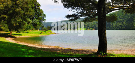 Sete Cidades See vulkanischen Ursprungs. Ein großer Krater mit 12 Kilometern im Umkreis, einer der am meisten besuchten Websites in São Miguel. Azoren, Portugal Stockfoto