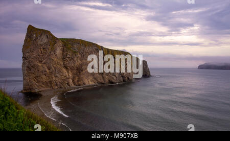 Perce Rock, Gaspe Halbinsel, Quebec, Kanada - eine weltberühmte Sehenswürdigkeiten berühmt für seine Sea arch Stockfoto