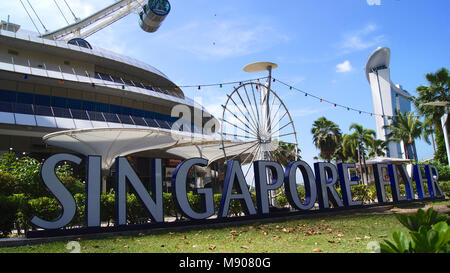 Singapur - APR 2 2015: Tagesansicht des Singapore Flyer und das Zeichen. In einer Höhe von 165 m, Singapore Flyer ist die Weltgrößte Riese Beobachtung Fähren Rad Stockfoto