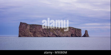 Perce Rock, Gaspe Halbinsel, Quebec, Kanada - eine weltberühmte Sehenswürdigkeiten berühmt für seine Sea arch Stockfoto