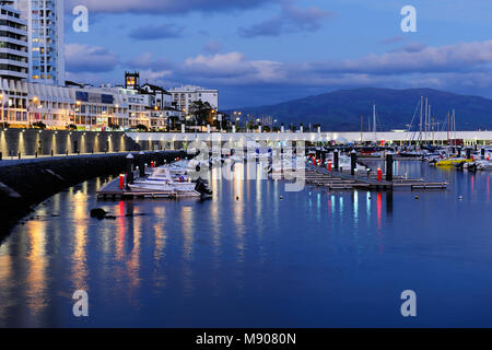 Ponta Delgada Marina in der Abenddämmerung. São Miguel, Azoren, Portugal Stockfoto