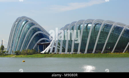 Singapur - APR 2 2015: Tag Blick auf Cloud Forest Blume Kuppel in Gärten durch die Bucht. Spanning 101 Hektar des zurückgeforderten Landes im Zentrum von Singapur, in der Nähe Marina Behälter Stockfoto