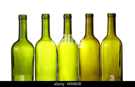 Close up Gruppe von fünf leere gewaschen grünes Glas Wein Flaschen in einer Reihe auf weißem Hintergrund, Low Angle Seitenansicht Stockfoto