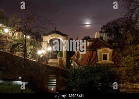 Kleine Furstenberg Garten - 11. Juli: Aussichtsterrasse in kleinen Furstenberg Garten nach Einbruch der Dunkelheit, die Teil der Anlage des Gartens unter der Prager Burg Stockfoto