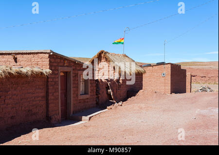 Adobe Haus in San Rafael Dorf auf der bolivianischen Altiplano Fauna der Anden in der Nähe von Eduardo Avaroa National Reserve mit blauem Himmel, Bolivien - Südamerika Stockfoto