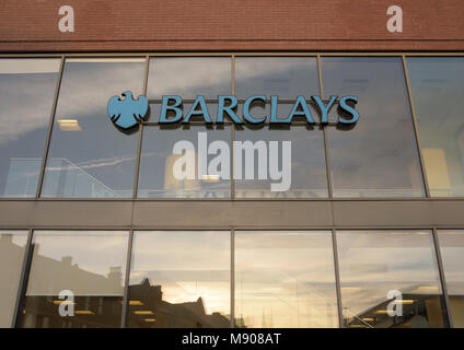 Barclays Bank verglaste Fassade und Logo im Felsendreieck, gemischtes Freizeit- und Wohngebäude im Stadtzentrum von Bury in lancashire, großbritannien Stockfoto