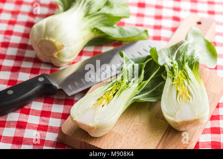 Halbiert Pak Choi Kohl auf kariert Serviette. Stockfoto