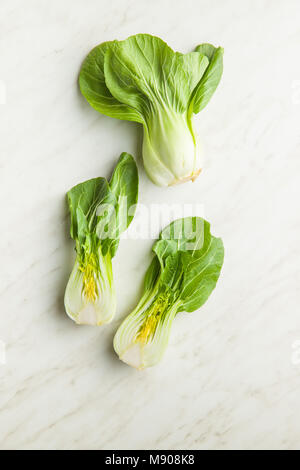 Halbiert Pak Choi Kohl am Küchentisch. Stockfoto
