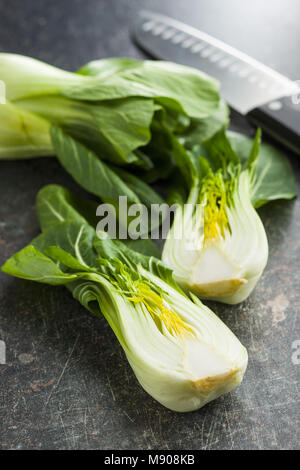 Halbiert Pak Choi Kohl am Küchentisch. Stockfoto