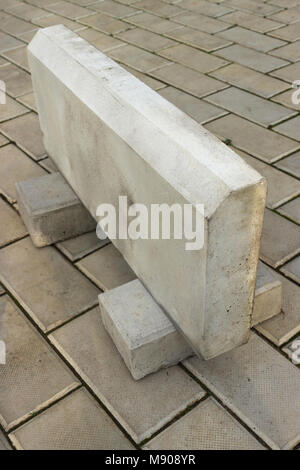 Große bändigen Stein ist aus Beton, auf dem Steinboden. Stockfoto