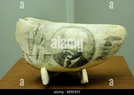 Scrimshaw (pottwal Zahn) Kupferstich von Fátima Madruga. Museu dos Baleeiros (walfänger Museum), Lages do Pico Pico. Azoren, Portugal Stockfoto