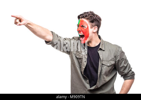 Schöner mann Fan Fan von Portugal Nationalmannschaft bemalte Flagge face happy Sieg schreien wies Hand erhalten Stockfoto