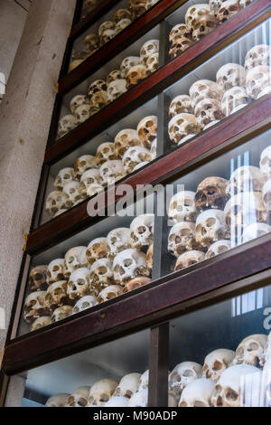 Einige der 9000 Schädel stapelten sich im Inneren der Gedenkstätte Stupa für die Opfer. Choeung Ek Killing Fields Völkermord Center, Phnom Penh, Kambodscha, wo Zehntausende kambodschanische Volk von der Khymer Rouge im Auftrag von Pol Pot von 1975-1979 getötet wurden. Stockfoto