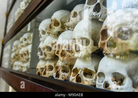 Einige der 9000 Schädel stapelten sich im Inneren der Gedenkstätte Stupa für die Opfer. Choeung Ek Killing Fields Völkermord Center, Phnom Penh, Kambodscha, wo Zehntausende kambodschanische Volk von der Khymer Rouge im Auftrag von Pol Pot von 1975-1979 getötet wurden. Stockfoto