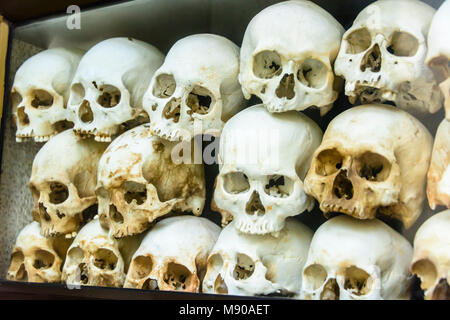 Einige der 9000 Schädel stapelten sich im Inneren der Gedenkstätte Stupa für die Opfer. Choeung Ek Killing Fields Völkermord Center, Phnom Penh, Kambodscha, wo Zehntausende kambodschanische Volk von der Khymer Rouge im Auftrag von Pol Pot von 1975-1979 getötet wurden. Stockfoto