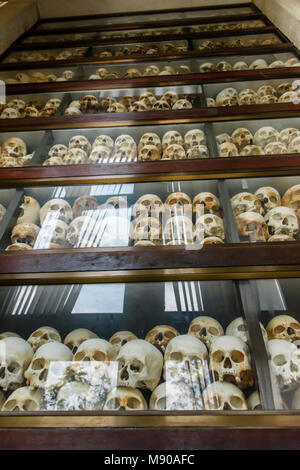 Einige der 9000 Schädel stapelten sich im Inneren der Gedenkstätte Stupa für die Opfer. Choeung Ek Killing Fields Völkermord Center, Phnom Penh, Kambodscha, wo Zehntausende kambodschanische Volk von der Khymer Rouge im Auftrag von Pol Pot von 1975-1979 getötet wurden. Stockfoto