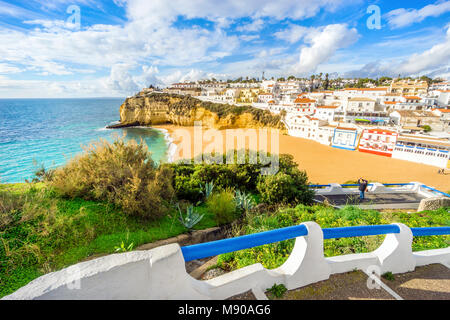 Schöner Strand, Klippen und Treppen in bunten Carvoeiro, Algarve, Portugal Stockfoto