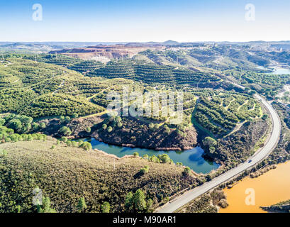 Luftaufnahme von orange Olivenhainen auf Hügeln und bunten Seen in Minas de Riotinto, Spanien Stockfoto