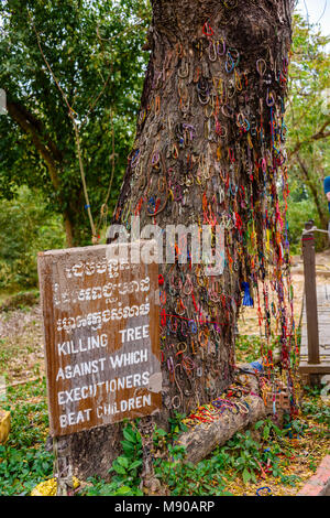 Bunte Armbänder von Besuchern an einem Baum von der Khymer Rouge club Babys und Kinder zum Tod verwendet Links, Choeung Ek Killing Fields Völkermord Center, Phnom Penh, Kambodscha, wo Zehntausende kambodschanische Volk von der Khymer Rouge im Auftrag von Pol Pot von 1975-1979 getötet wurden. Stockfoto