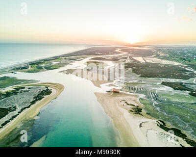 Luftaufnahme von einzigartigen Ria Formosa bei Sonnenuntergang in Fuseta, Algarve, Portugal Stockfoto