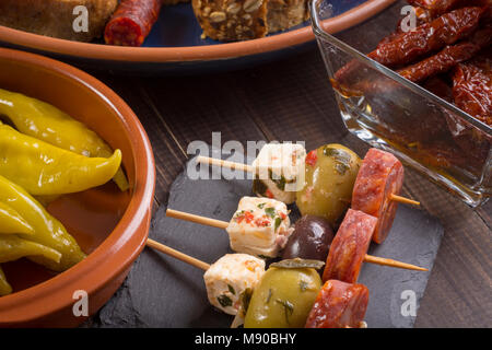 Kleine Vorspeisen am Spieß mit Käse, Oliven und Würstchen. Tapas und Antipasti Stockfoto