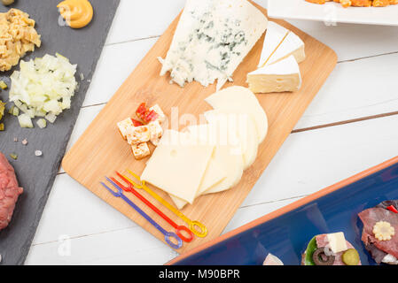 Blick von oben auf die Reihe von Käse auf Holzbrett und Vorspeisen Essen Stockfoto