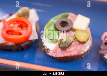 Sandwich essen mit Kapern und Gurke, Tomate, Käse und Oliven. Flache Tiefenschärfe Stockfoto