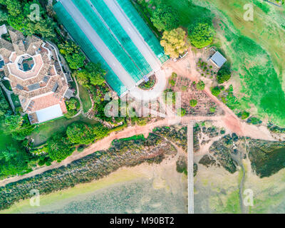 Reichen Haus und Parkplatz durch die Brücke über die Ria Formosa in Quinta do Lago Almancil, Algarve, Portugal Stockfoto