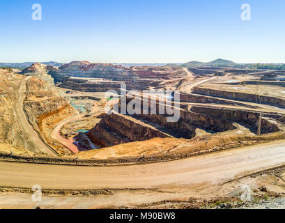 Luftaufnahme von riesigen, modernen Tagebau in Minas de Riotinto, Andalusien, Spanien Stockfoto