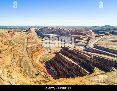 Luftaufnahme von riesigen, modernen Tagebau in Minas de Riotinto, Andalusien, Spanien Stockfoto