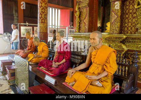 CHIANG MAI, Thailand, 06. MÄRZ 2018: Tolle Aussicht von Wachs Statue des buddhistischen Mönch im Tempel Stockfoto